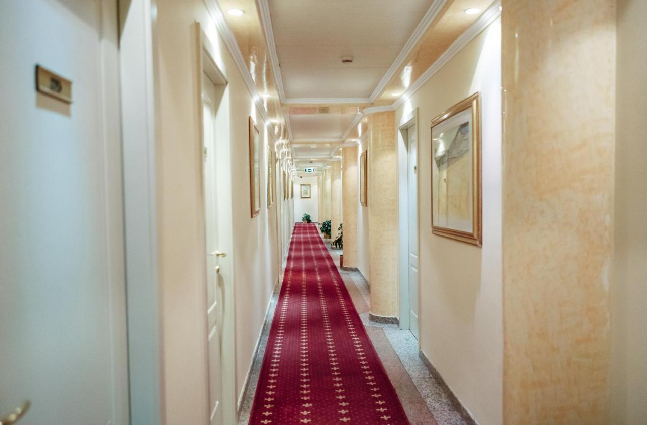 Hotel Pushkin Uralsk Exteriér fotografie